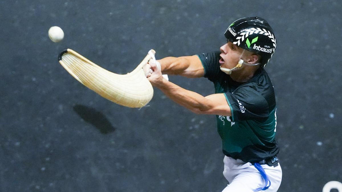 Jugador de cesta punta en pleno lanzamiento