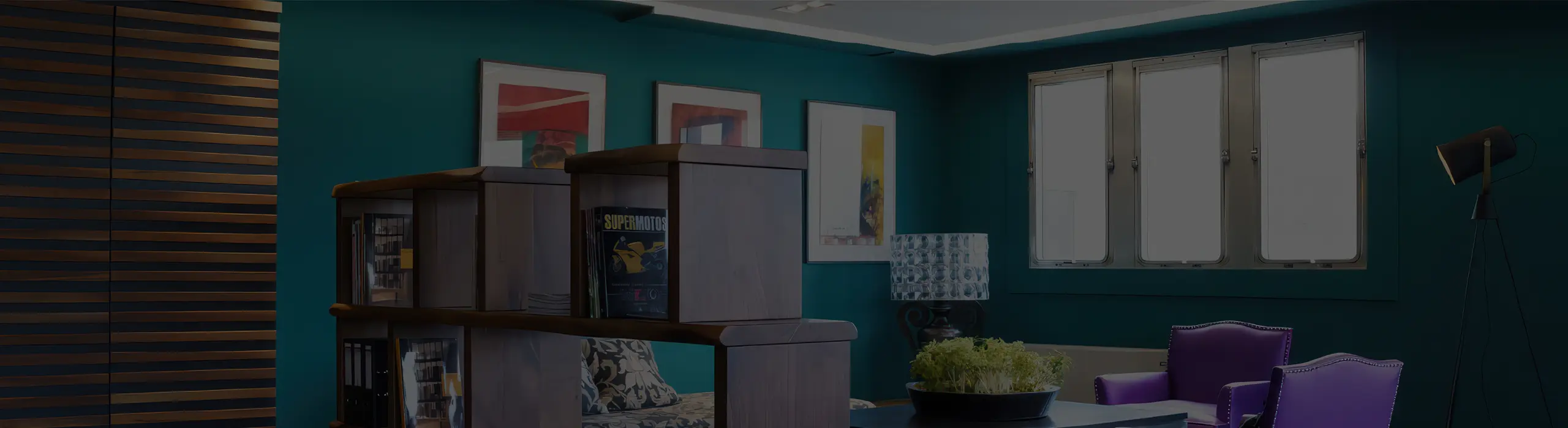 Espacio de trabajo con biblioteca y zona de encuentro