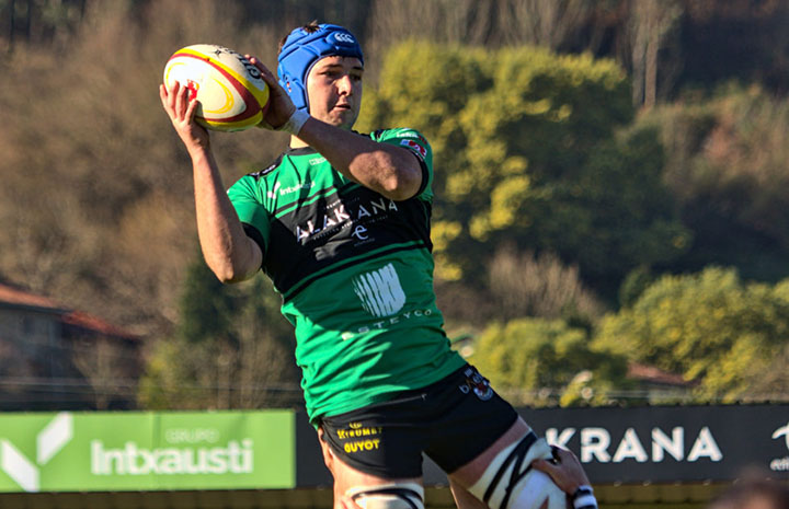 Jugador de rugby con el patrocinio de Intxausti